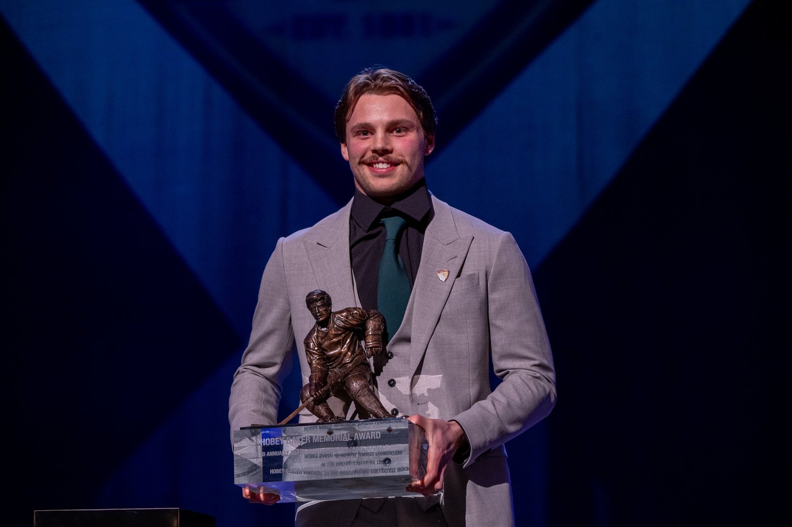 Michigan State's Isaac Howard wins the 2025 Hobey Baker Award - College Hockey