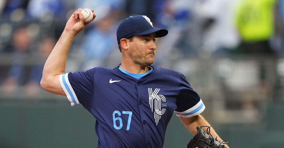 Lugo dominates, offense sacrifices in 2-0 win against Astros