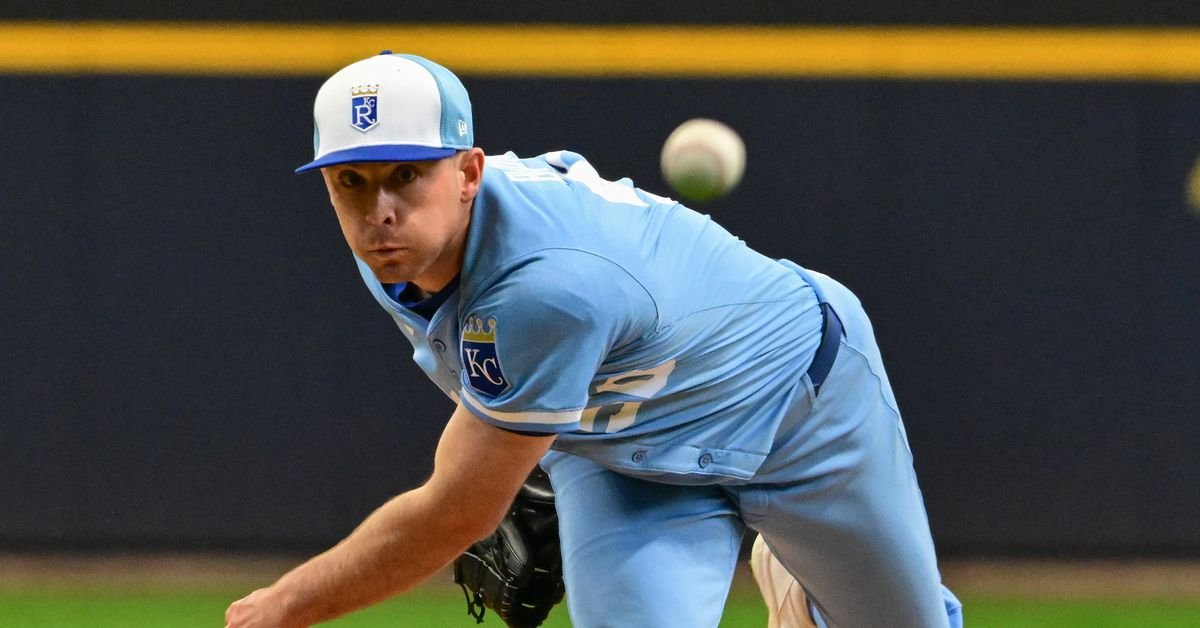 Royals dominate on all fronts in 11-1 win on Brewers’ home opener
