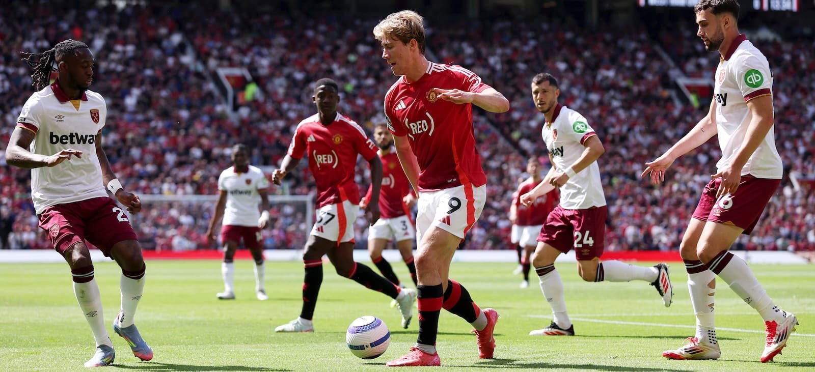 Tensions boil over as Luke Shaw is spotted losing it with Rasmus Hojlund in Man United's loss to West Ham - Man United News And Transfer News