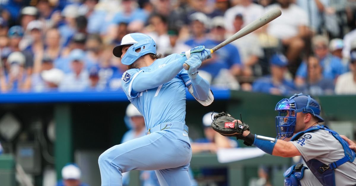 Royals snap skid with offensive explosion, down Dodgers 9-5