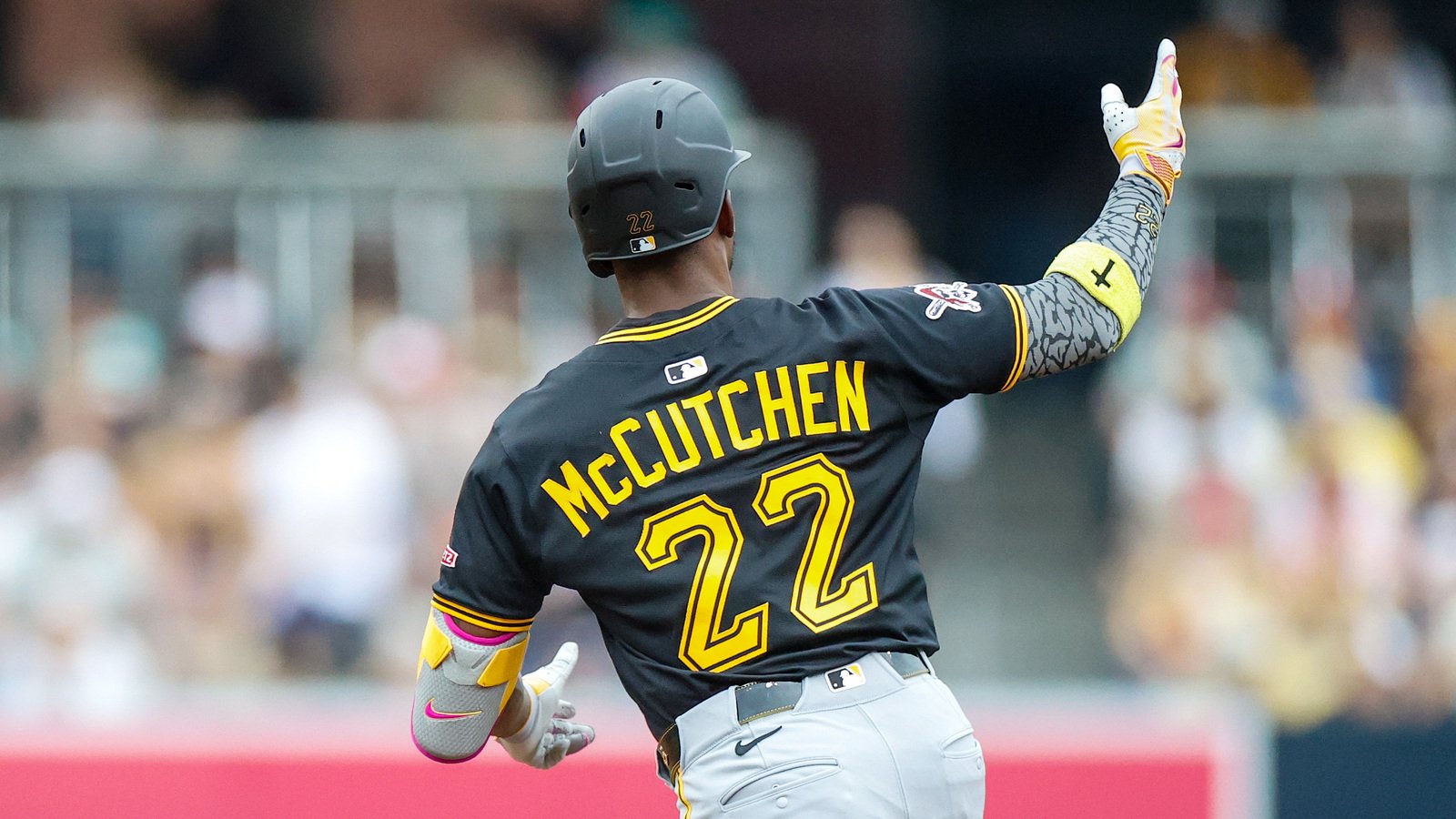 McCutchen ties Roberto Clemente on Pirates' all-time home run list