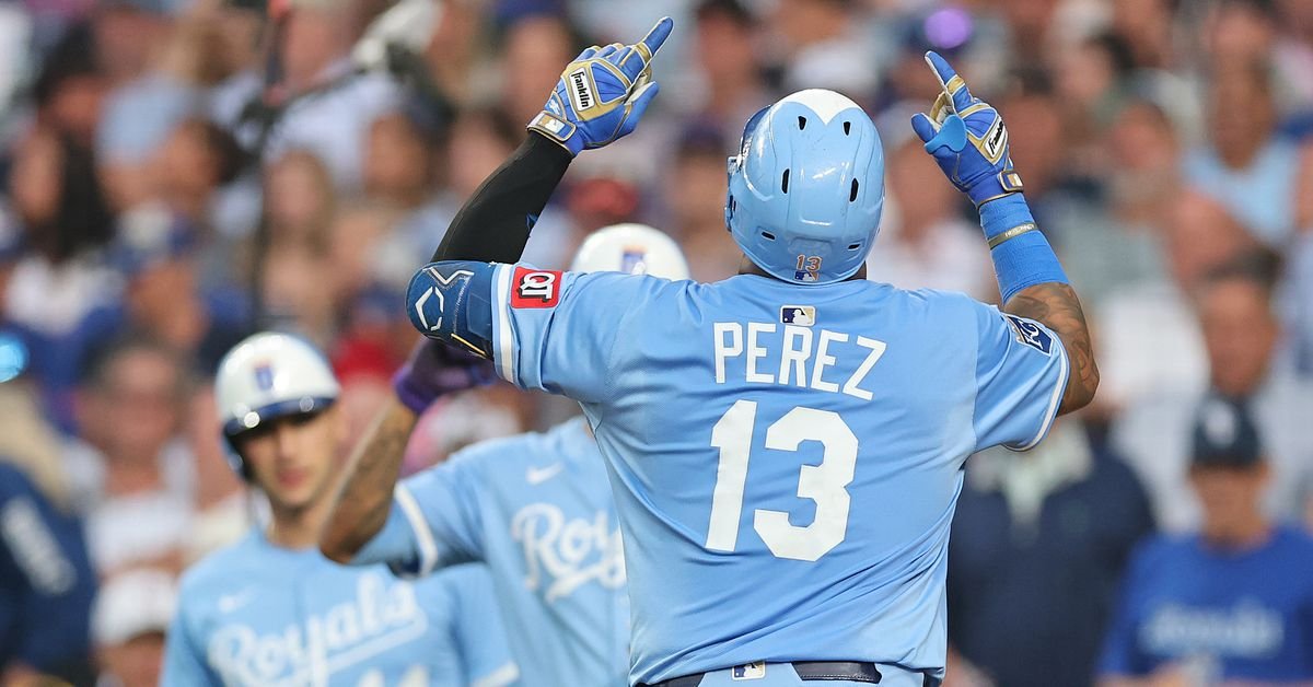 Royals repeatedly crush Cubs curveballs, vault to 12-4 victory
