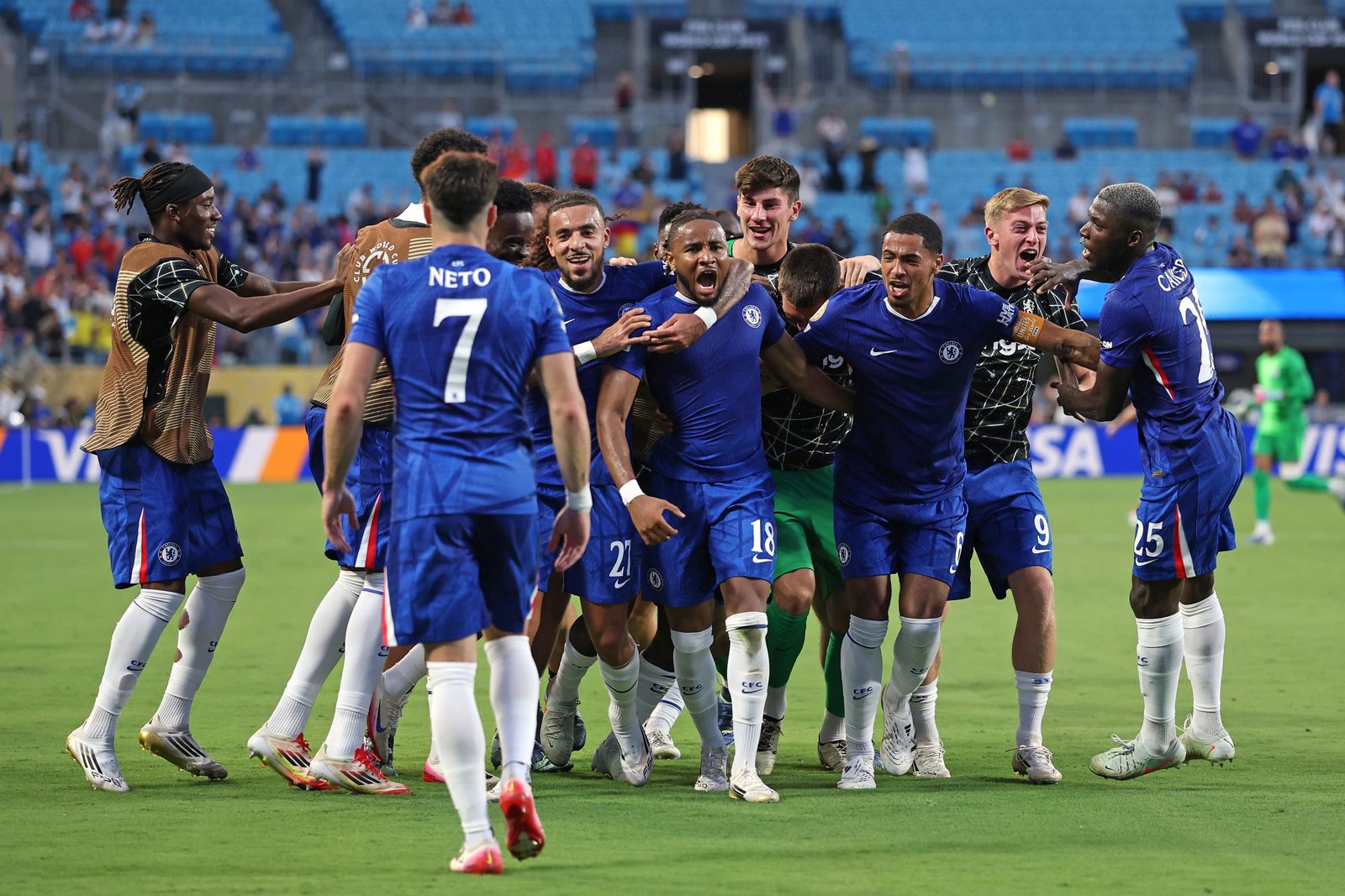 Chelsea players celebrate win over Benfica SL at the FIFA Club World Cup in USA