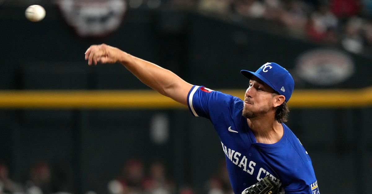 Michael Lorenzen hits the Injured List with an oblique injury