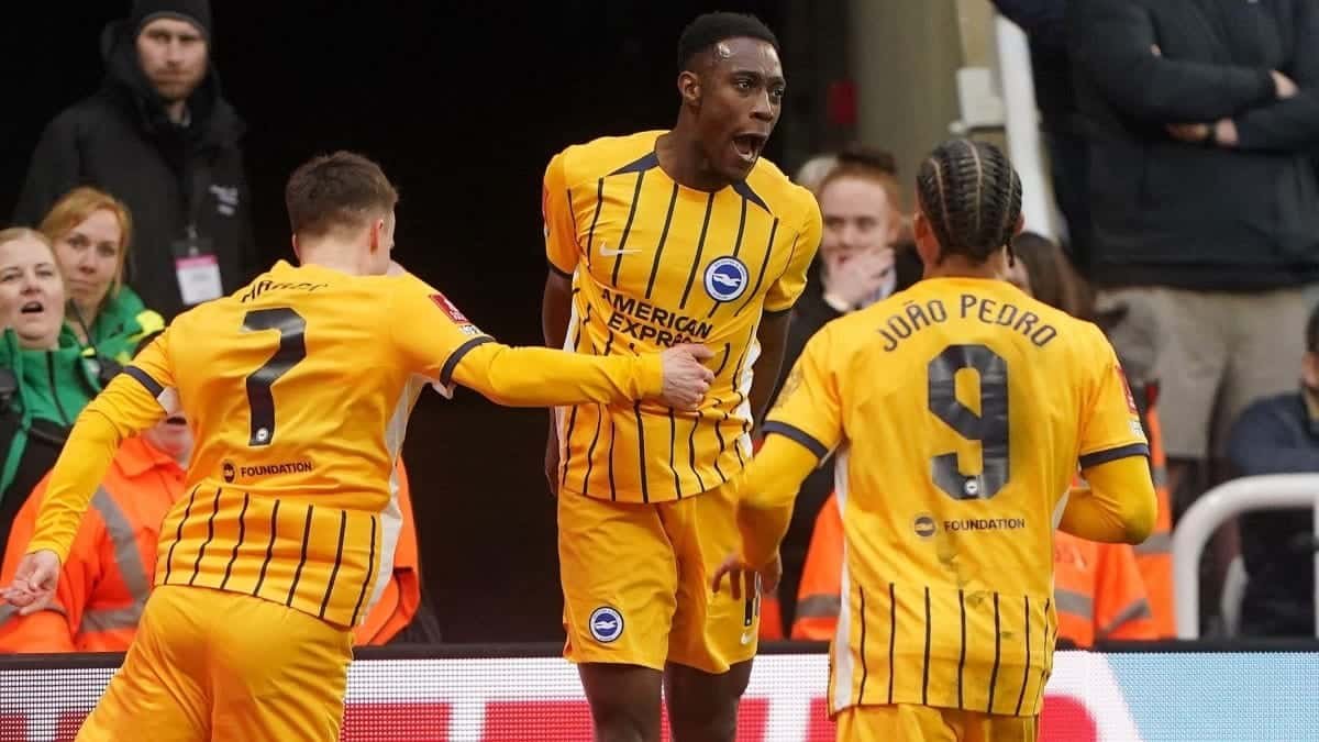 Leave out Kane and call up Welbeck, says Rooney ahead of England squad announcement